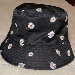 Alice and Olivia Reversible
Bucket Sun Hat Daisy print
White